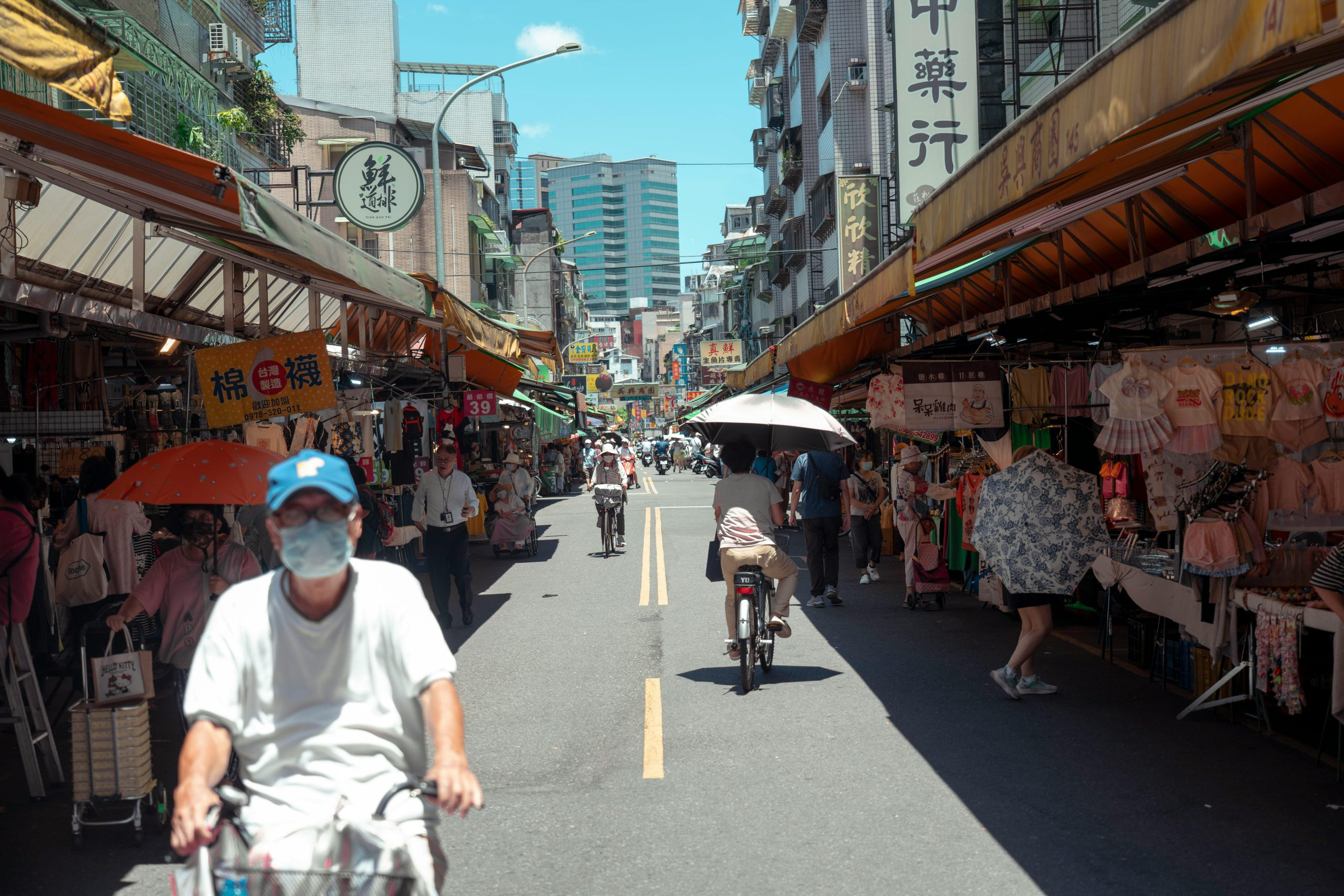 Simple Ways to Avoid Overspending During Group Shopping