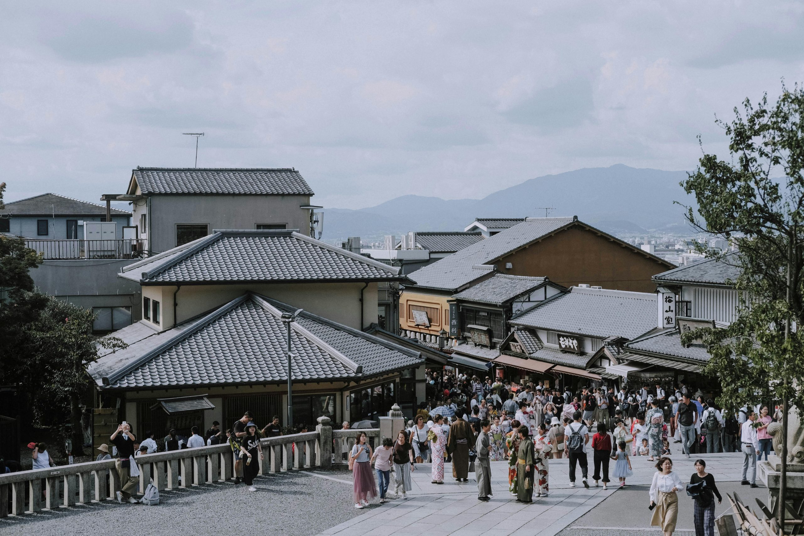 How to Find the Quietest Spots in Crowded Tourist Areas